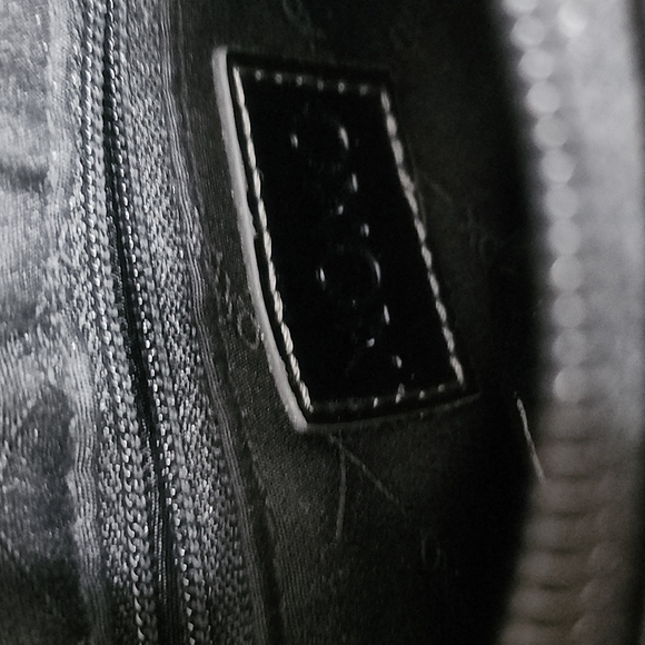 BEAUTIFUL XOXO BLACK PATENT HEARTS SHOULDER BAG IN GREAT CONDITION! - Picture 8 of 8